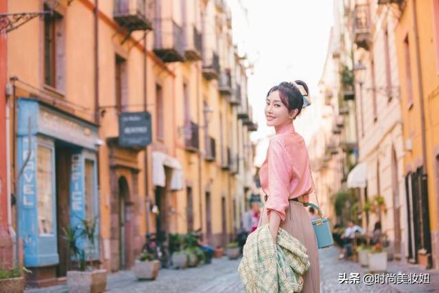 秦岚穿搭花少衬衫牛仔裤,秦岚闪耀的她穿搭棕色衬衫