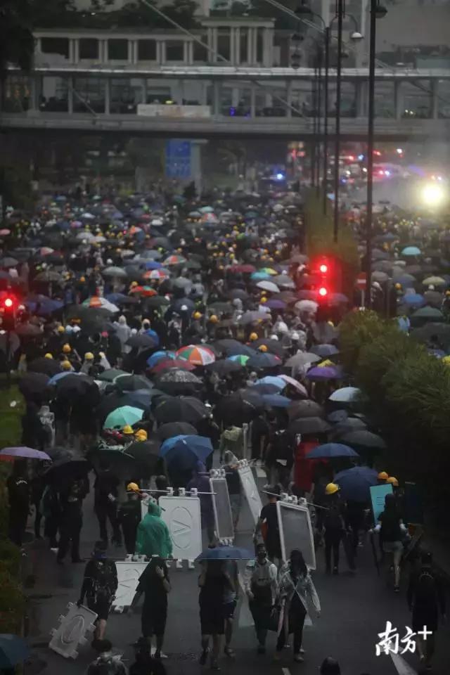 港警鸣枪示警！出动水炮车！直击香港荃湾*乱暴**