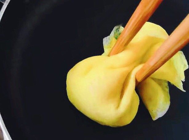 来个小巧可爱的蛋饺，一口一个美味，好好享受晚餐的时光