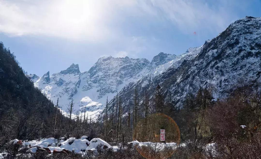 阿坝州又一处绝对秘境,雪山红石全部免费看,成都出发可耍2天!