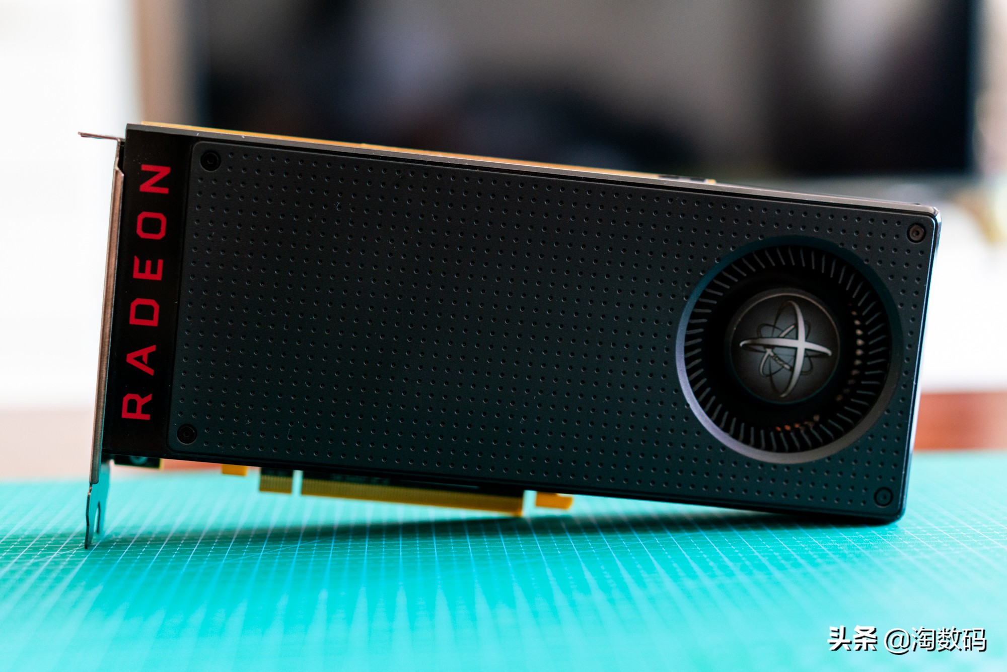 89°C警告：高温燥热一脉相承的AMD涡*公轮**版RX4808GB显示卡