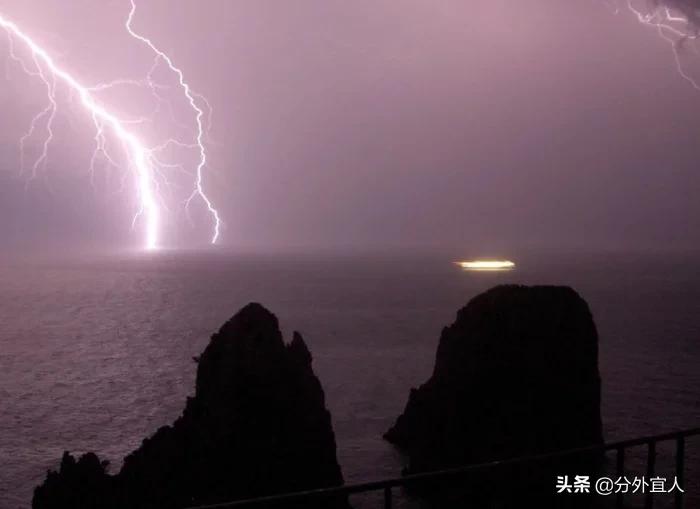 闪电打到海里会电死多少鱼,闪电劈到海里导电范围有多大
