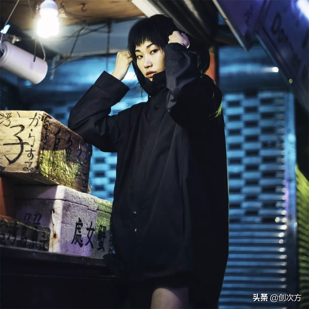 下雨可以穿漂亮的雨衣,下雨雨衣怎么穿不遮路