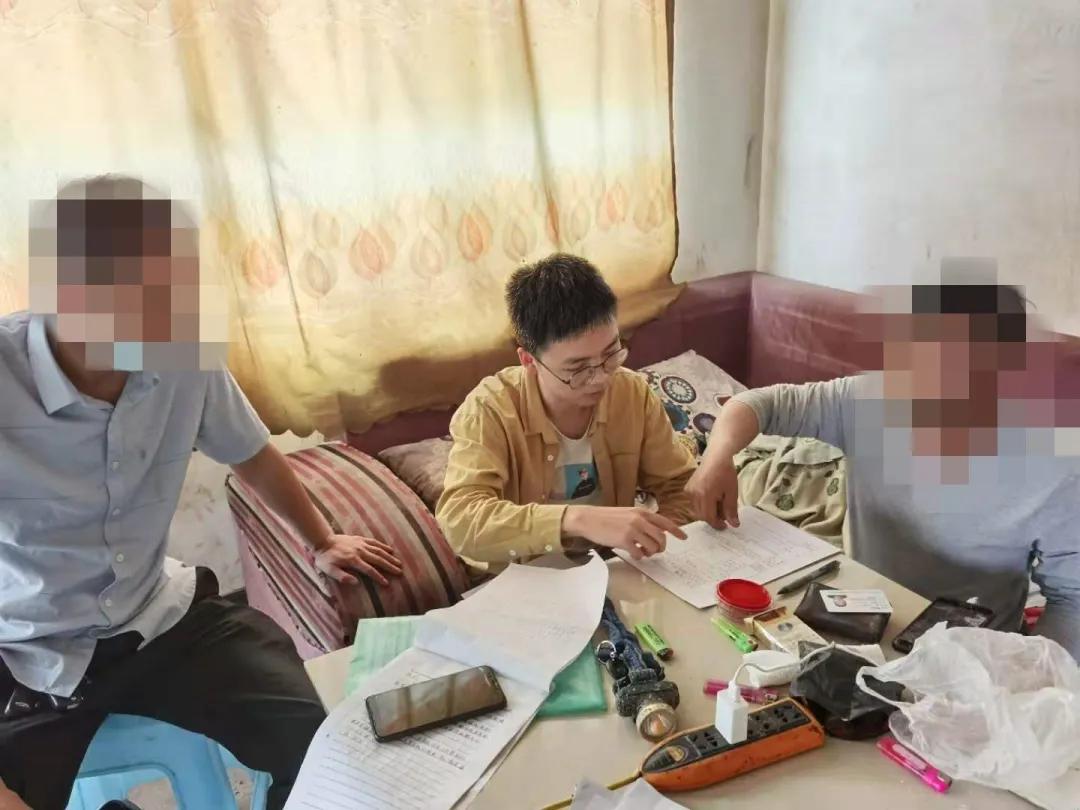 被告：嘿，我在工地做工没有在家，我也来不了法院！法官：好的,麻烦开下门，我就在你家门口！