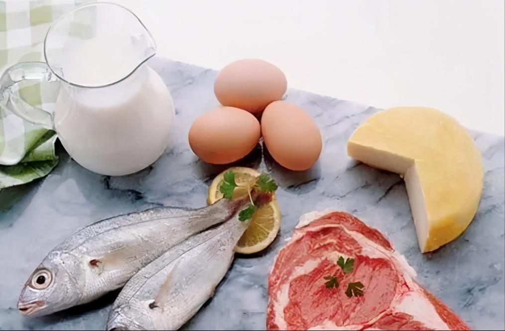 踢完足球后如何补充营养,足球运动员吃什么补充体力的