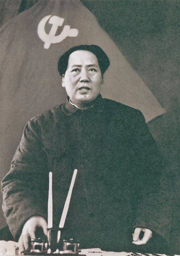 1976年毛主席追悼大会所有人站立默哀,唯独一老妇坐着,她是谁?