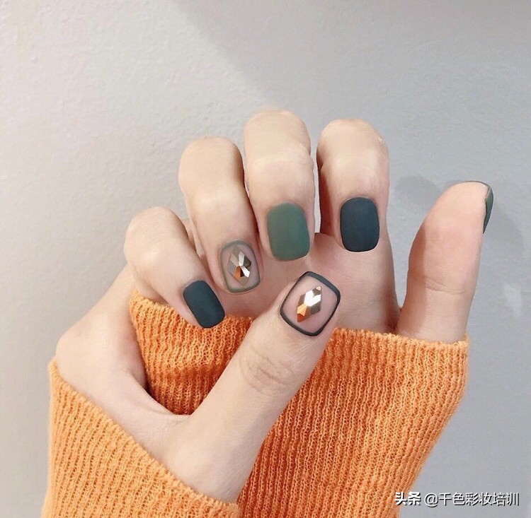 适合黄皮的裸色磨砂系美甲,奶甜双拼美甲