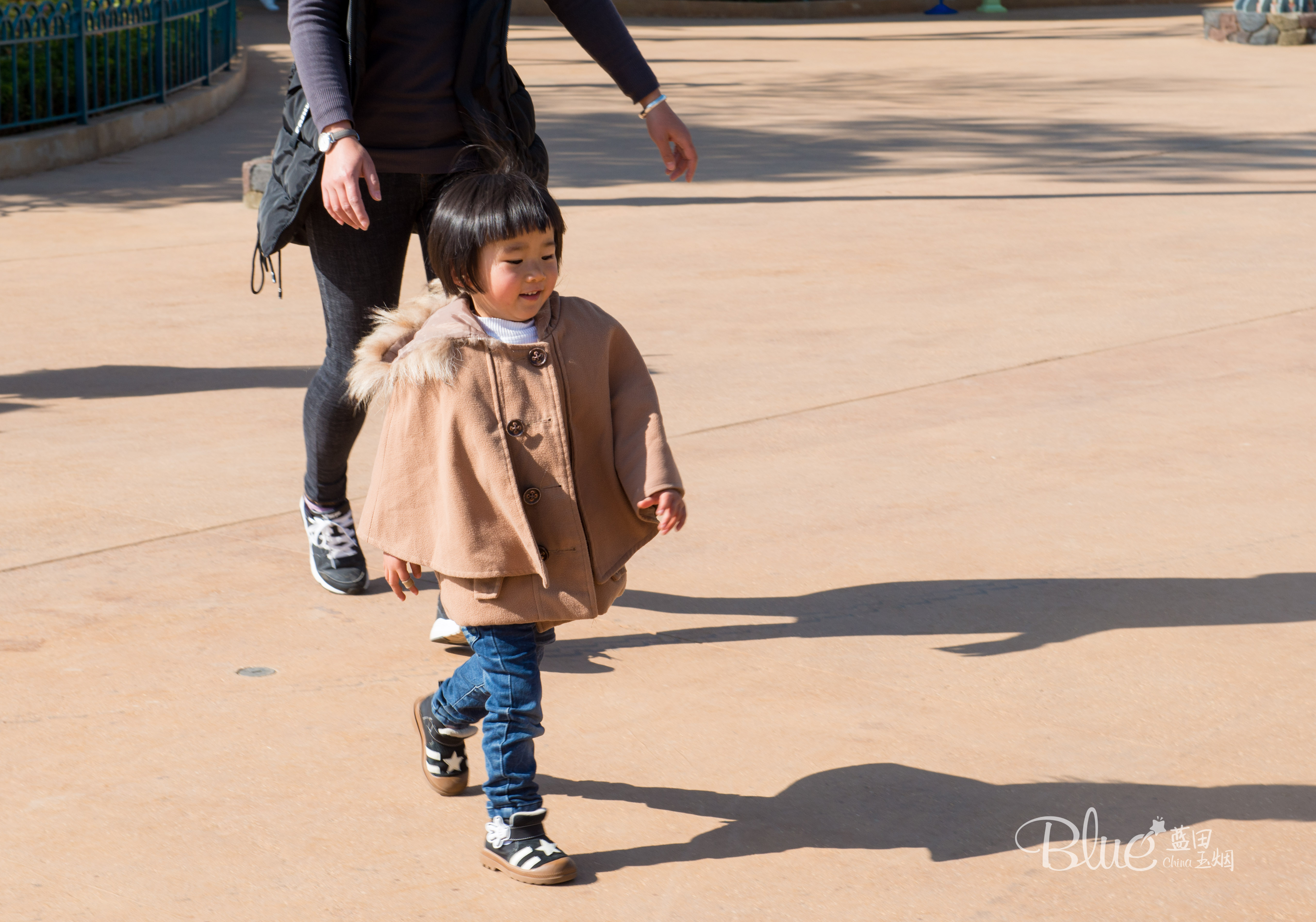 这个游乐园完全是男士们天堂，俄罗斯妹子的香吻和比心会收到手软