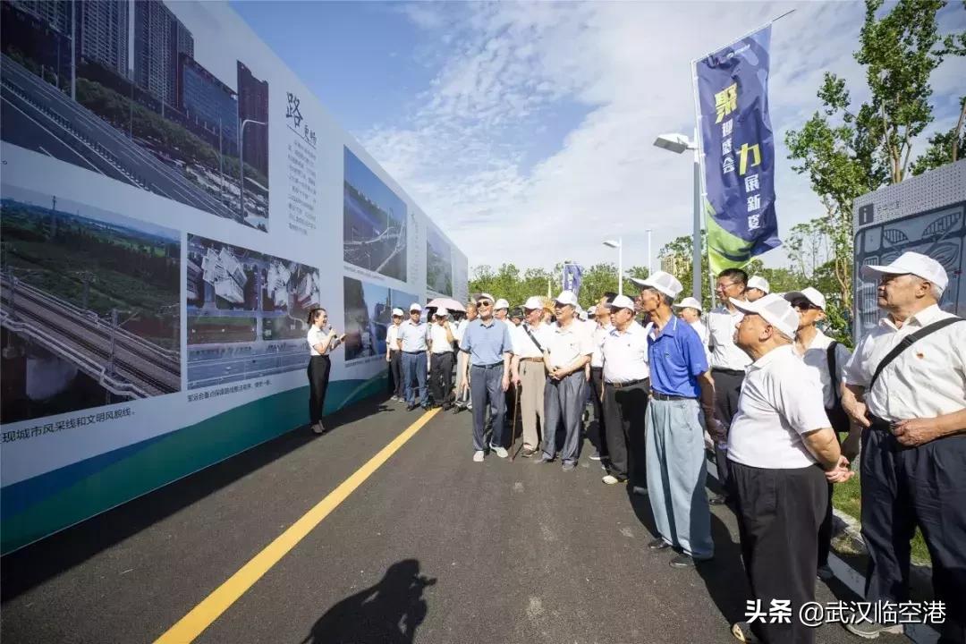 武汉军运会火种点燃,武汉迎军运五星红旗