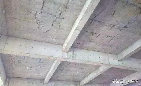 混凝土楼面开裂原因及处理方法,桥面混凝土开裂是什么原因