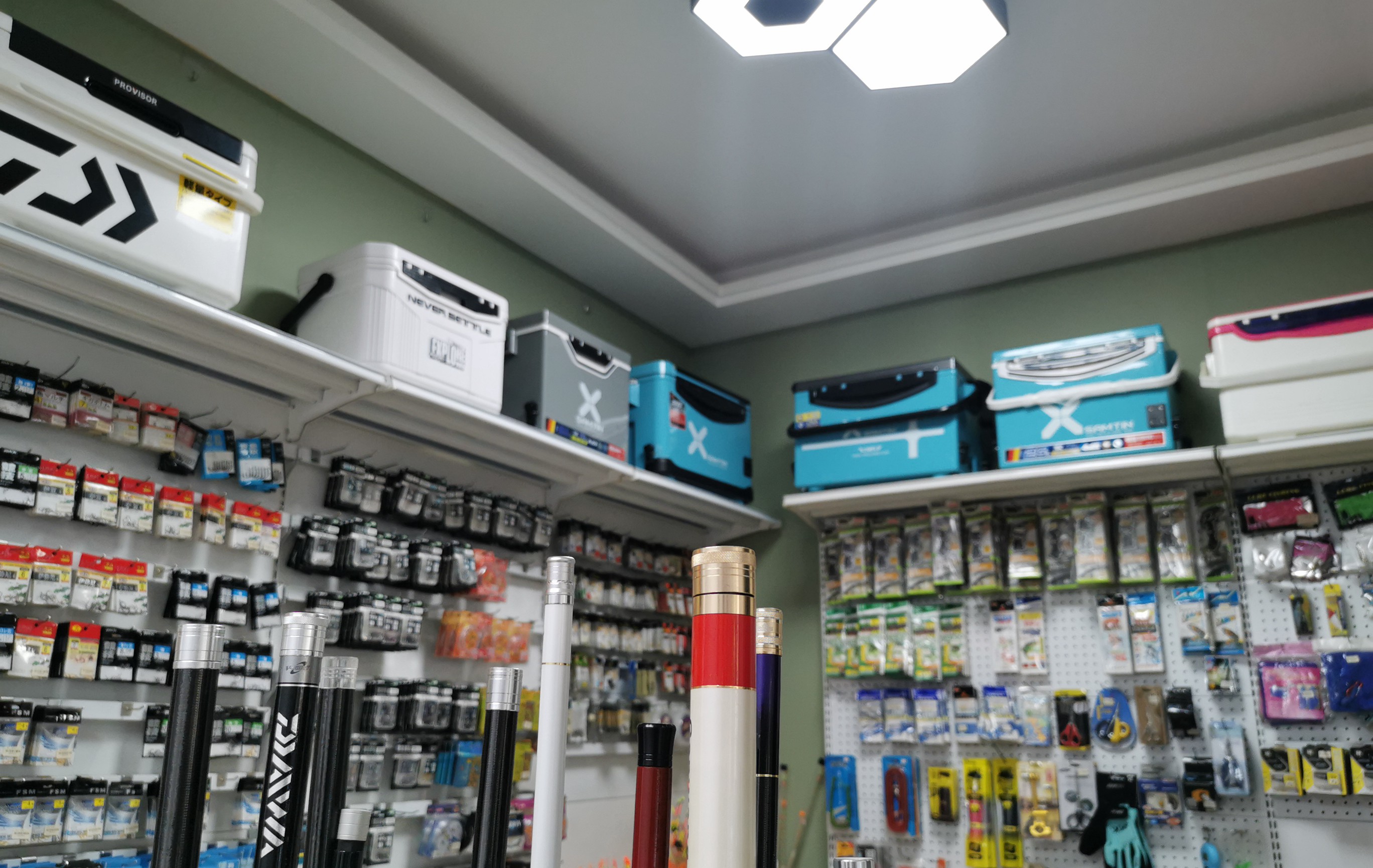 渔具网上便宜还是渔具店便宜,新手去渔具店买渔具要注意什么