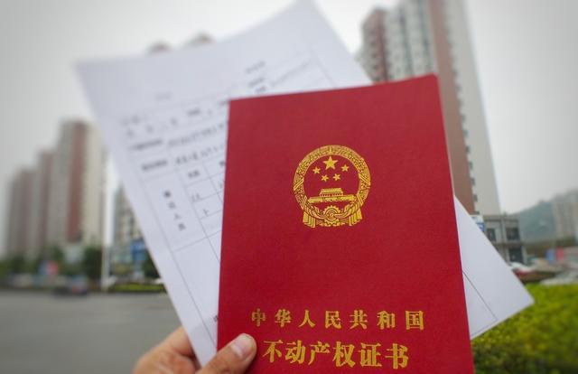 2个孩子不是亲生的,小孩户口与父母户口不同在哪上学