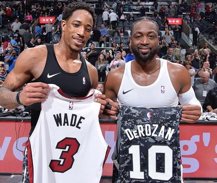 谢马刺赠送三巨头球衣！韦德眼眶含泪挺动情，而波波维奇也摊牌了