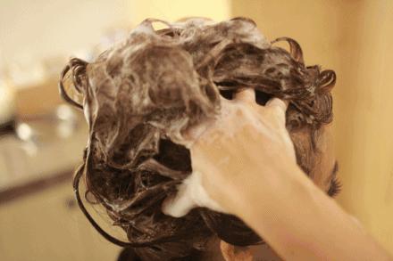 头皮痒出油有螨虫怎么解决,头皮痒出油起螨虫怎么办