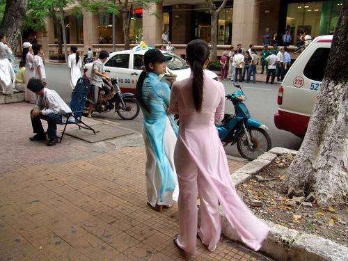 中越边境河口越南街,越南姑娘在边境摆摊