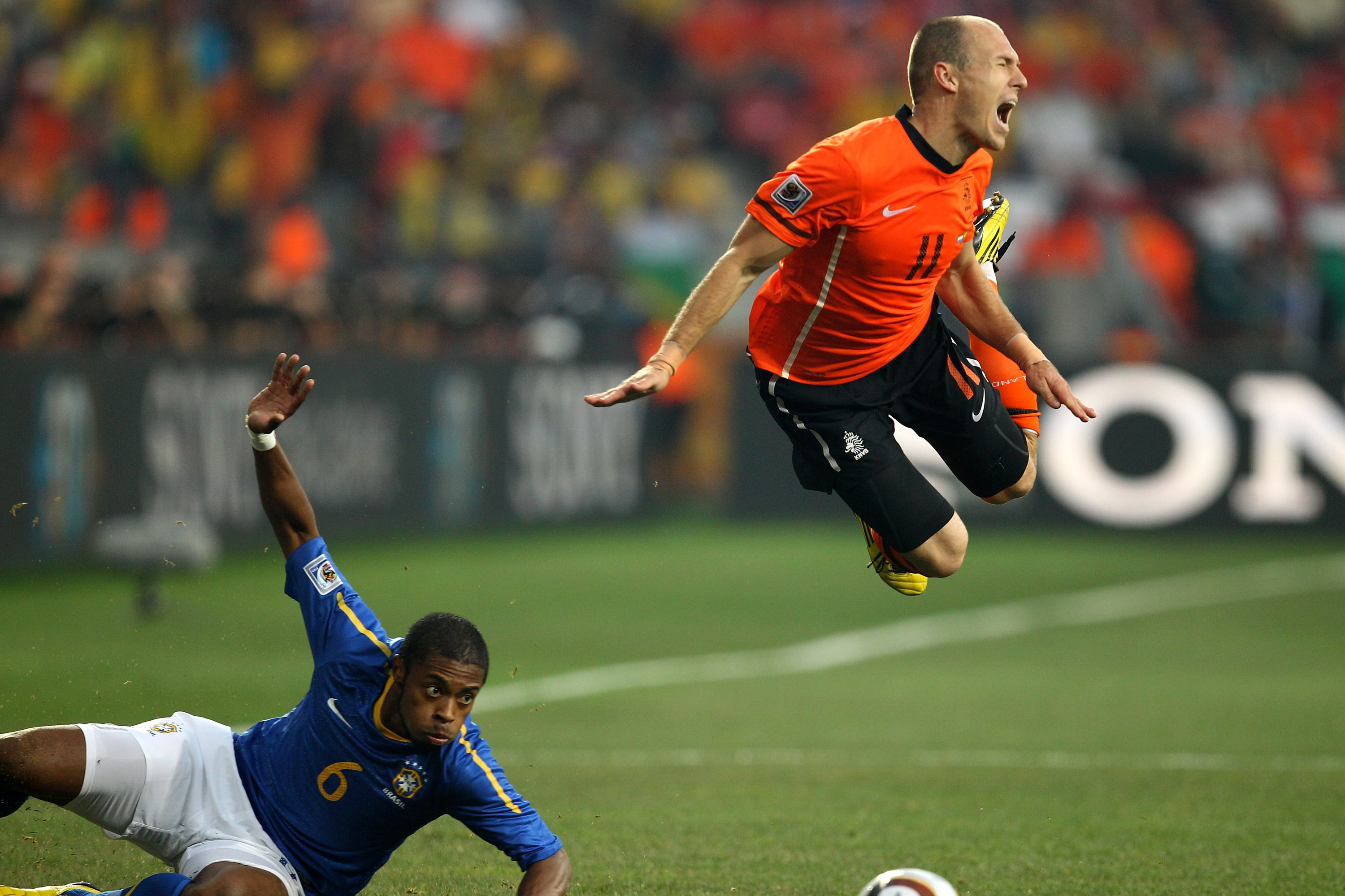 足球运动员为什么假装受伤,足球场上打一耳光然后假摔