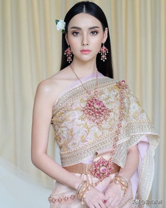 东南亚很多国家民族服装都很接近,而为何“泰服”如此深入人心