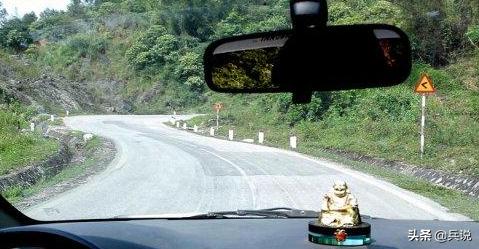 越南老兵重回当年战斗过的洞穴 (越南老兵回忆丛林战争)