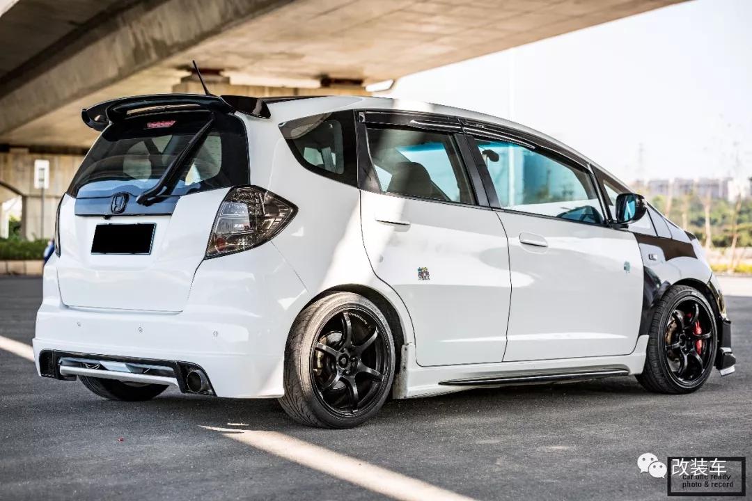 金杯海狮能推着么,金杯海狮可以坐几个人