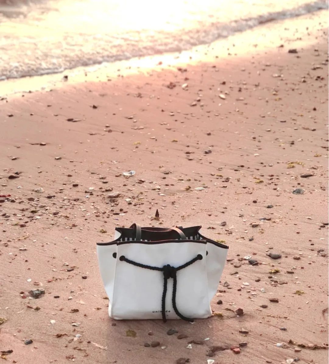 这才爆红一年就这么能“装”了?3w的包一背我都认不出来了…