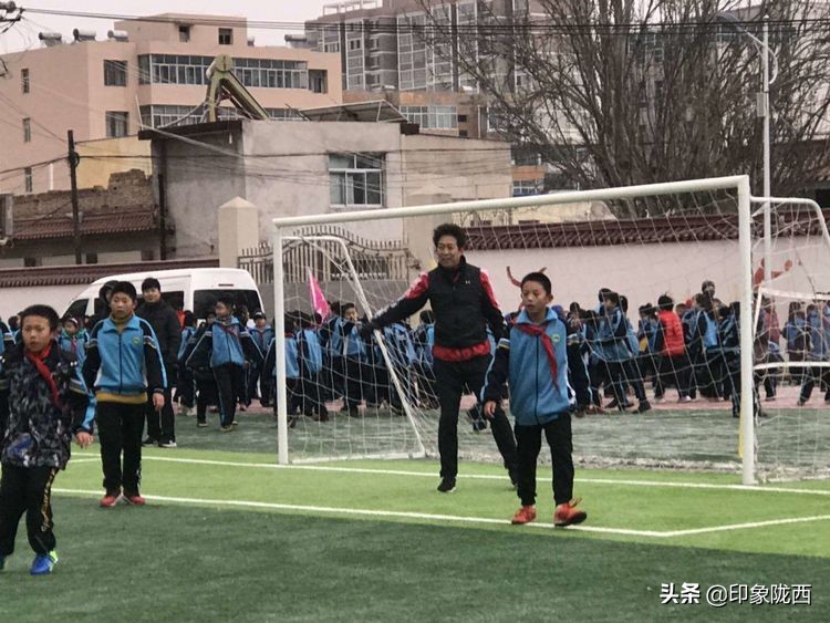 陇西校园足球展风采，友好交流架桥梁