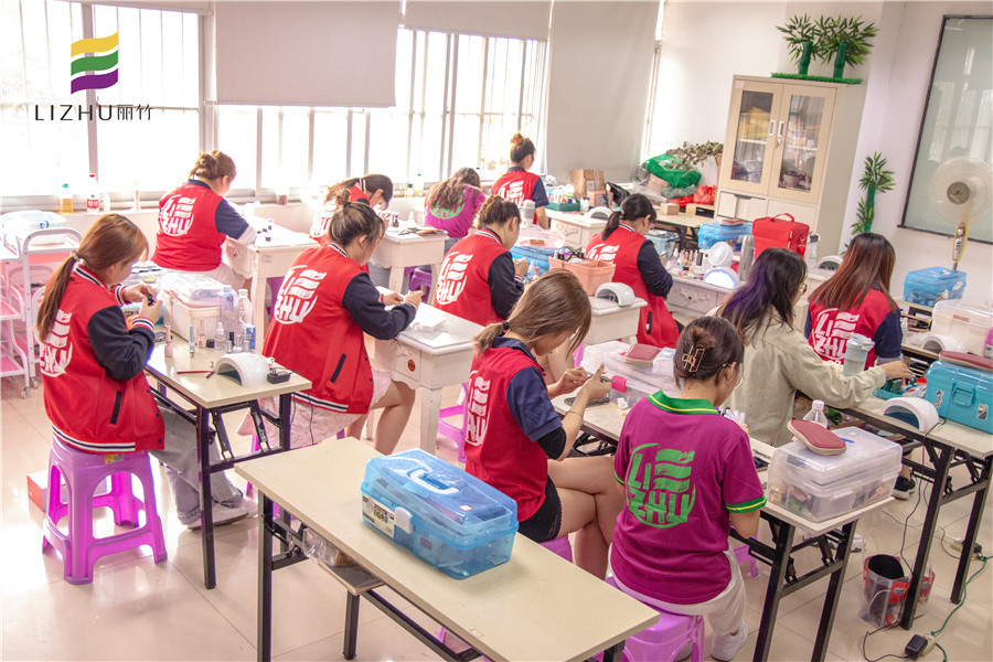 南宁零基础美甲培训学校哪个好,南宁学美甲学费是多少呢