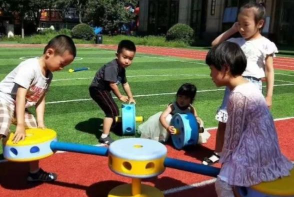 公立幼儿园跟私立幼儿园学生区别,私立幼儿园和公立学校有什么区别