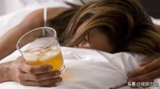 健康科普堂|周末综合征——宿醉醒后右手不能抬起的青年男性