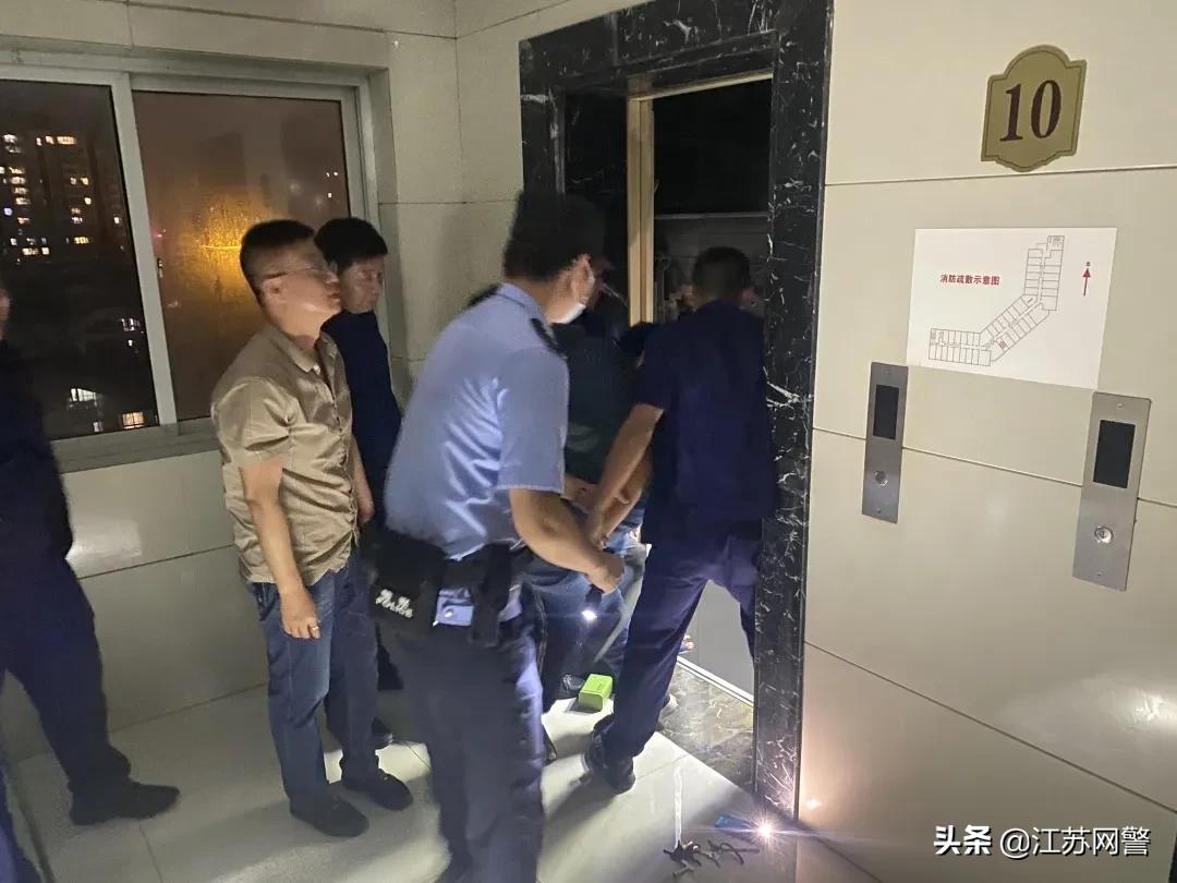 女童手指被砸断民警及时送医,孩子被砸脚趾视频