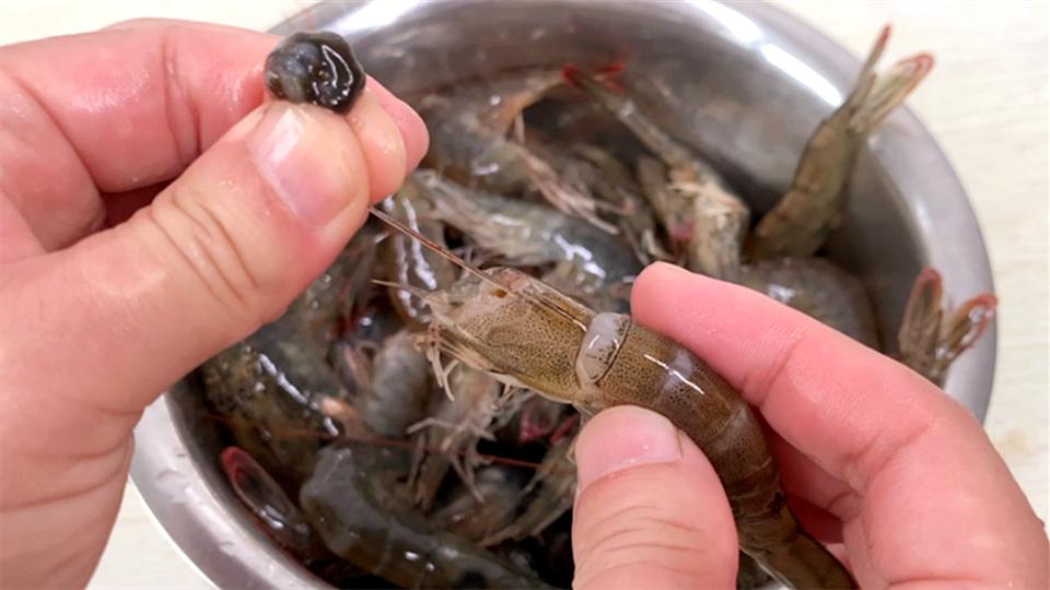 吃虾时，到底虾头能不能吃？70岁老渔民告诉你答案，别再做错了