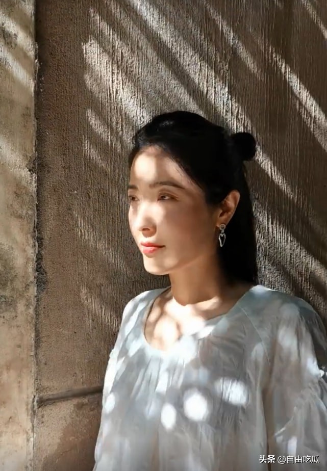 43岁曾黎皮肤白皙对镜甜笑,43岁曾黎发型图片