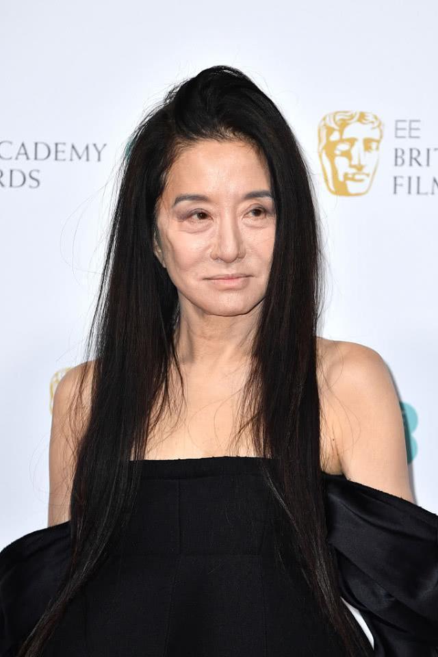 婚纱女王也老了，70岁王微微穿露肩衫喇叭裤，面容松弛依旧时髦