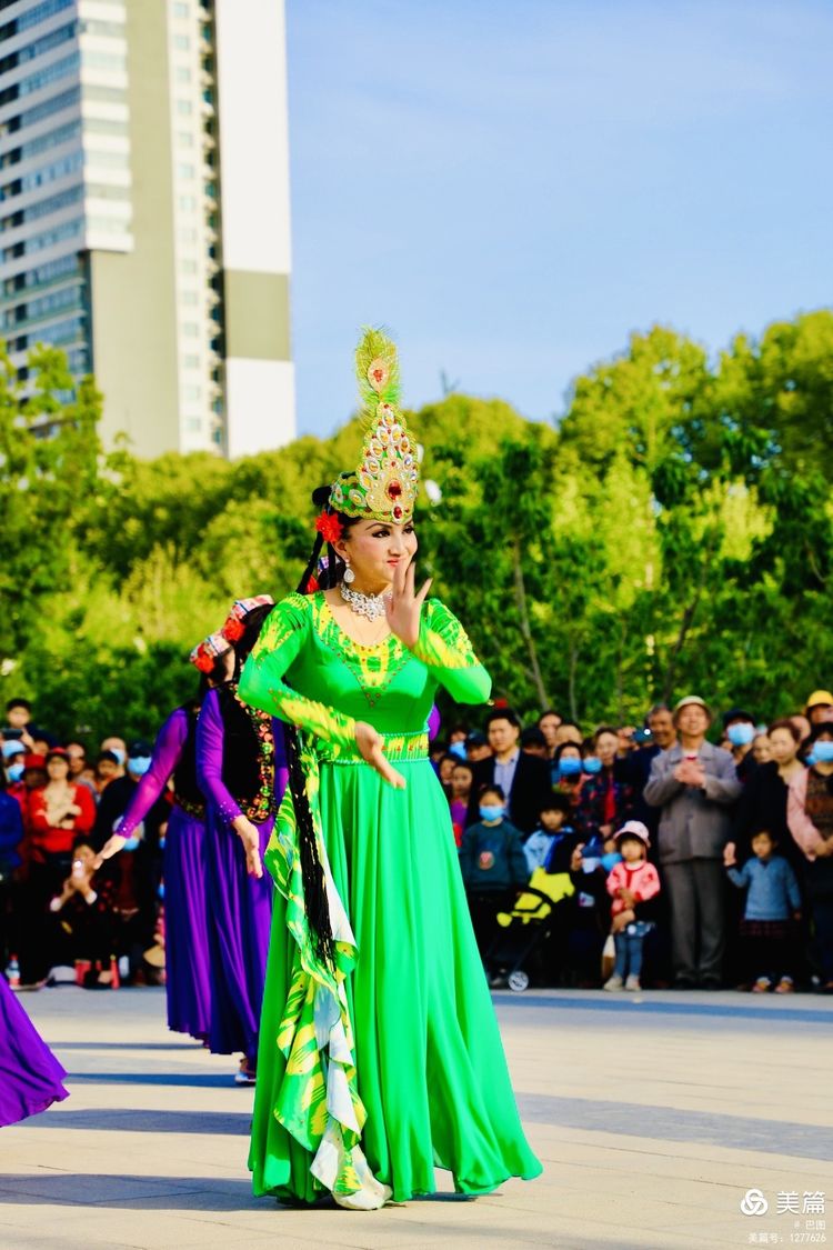 洛阳牡丹广场：*疆新**舞大联欢