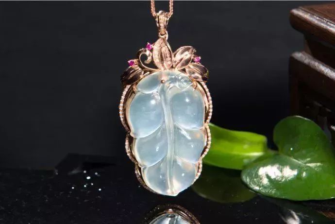 岫玉180料手镯和翡翠哪个好,好品质的岫玉和差品质翡翠哪个好