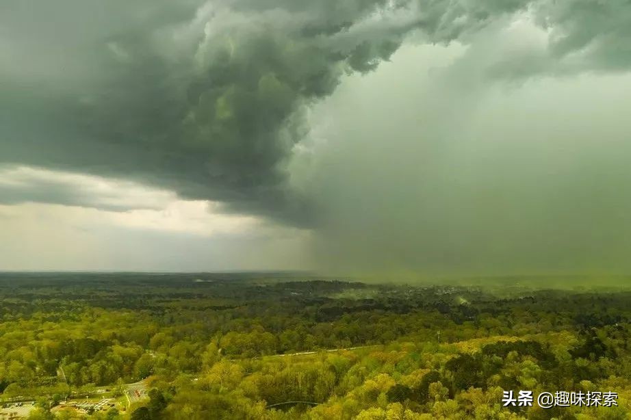 美国大片地区被雾霾笼罩,美国南达科他州出现罕见绿色天空