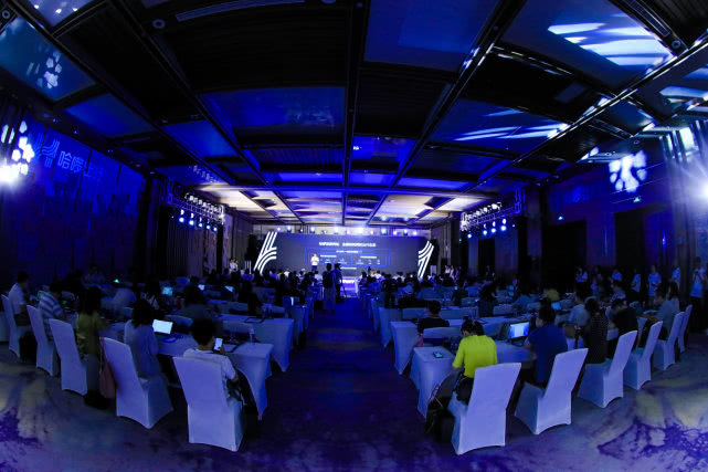 哈啰推出电动车电池共享服务:几分钟就能完成换电,充电只需四步