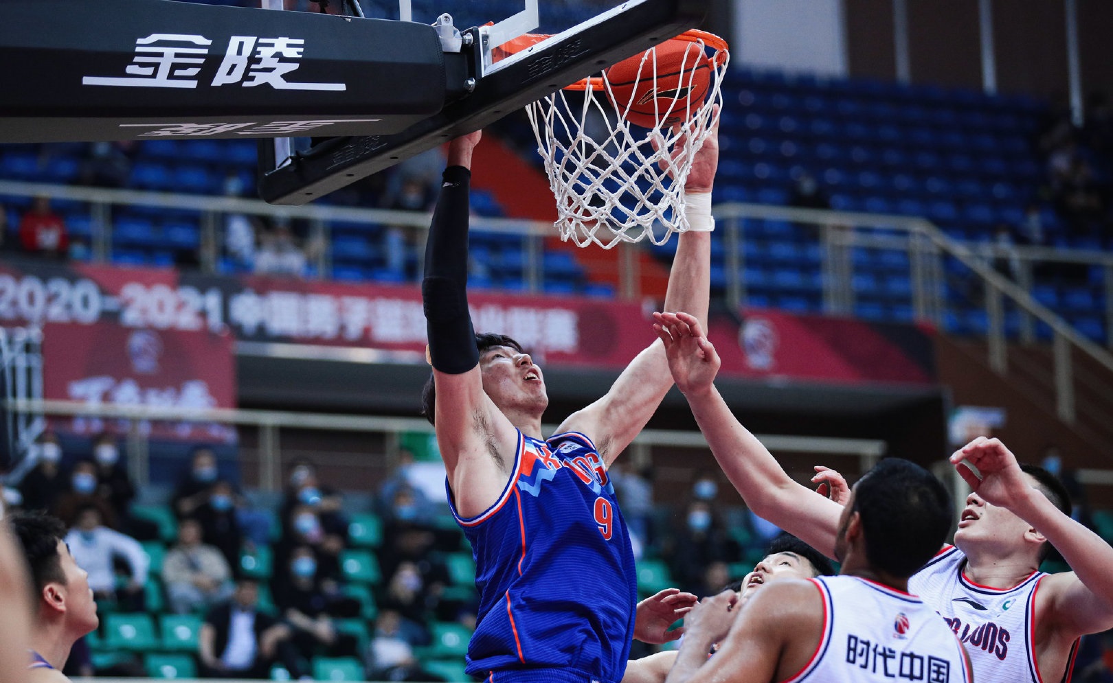 周琦打出nba成绩,周琦打出宏远精神