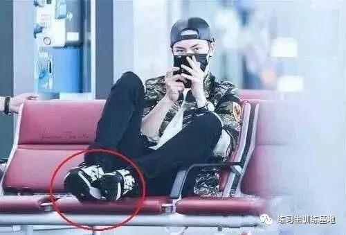 王子文踩小桌板的鞋,王子文穿鞋踩桌子视频