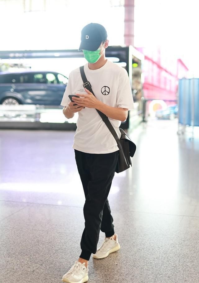 王凯的型男气质抹不掉，白色T恤配束脚裤穿，身材真是没啥挑剔的