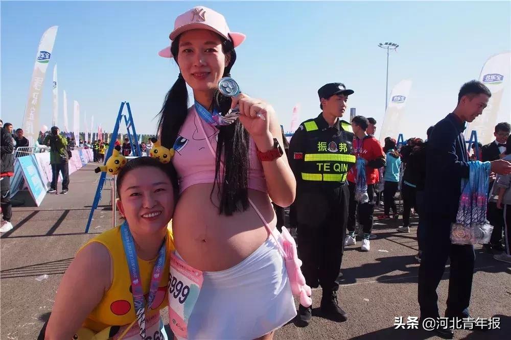 强！40岁美女准妈妈挺7个多月孕肚，在石家庄跑了个马拉松！这届准妈妈太猛了