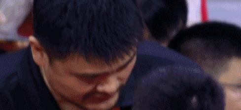 无视质疑！姚明打脸足球名记，场边亲自指导球员，露出凶狠表情