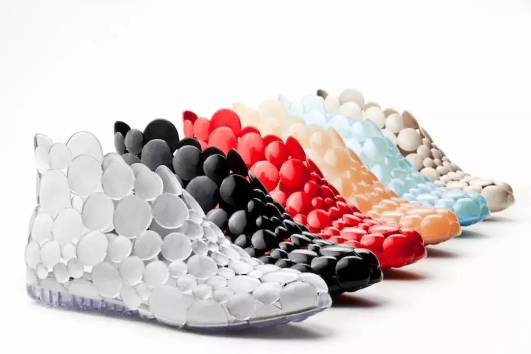 凯瑞姆、扎哈都有为梅丽莎设计过塑料鞋？没错，而且还怪好看的！