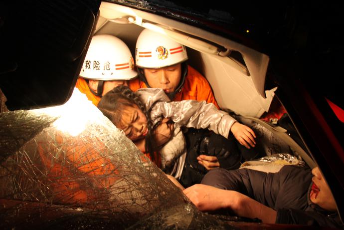 烈火英雄消防员们不惧怕不退缩,新疆消防一往无前