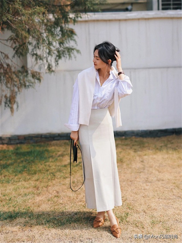 米色休闲半身裙怎么搭配上衣,夏日米色半身裙怎么搭配上衣