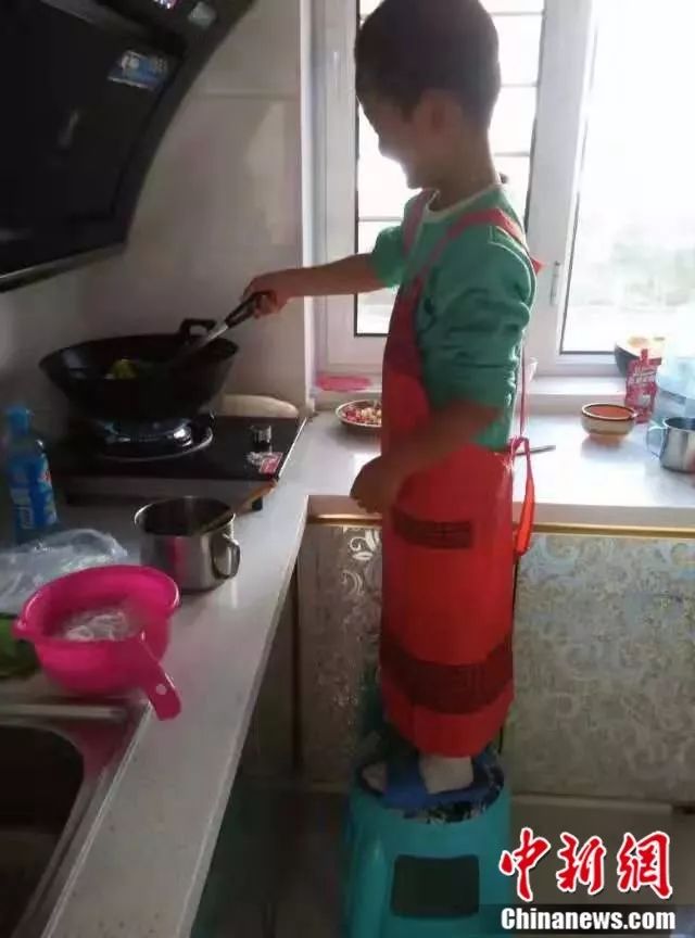 9岁养猪老手！男孩做作业顺手接生了7头猪崽