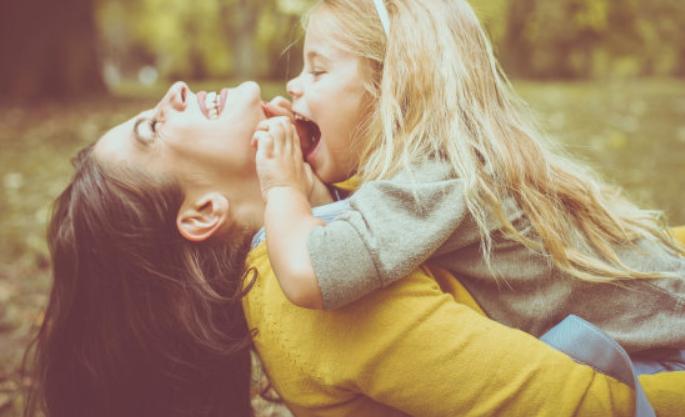 家庭教育大树和树根,孩子能否长成大树取决于父母