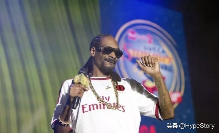 他是西海岸教父级的说唱歌手，也是足球圈最拽的球衣狂魔