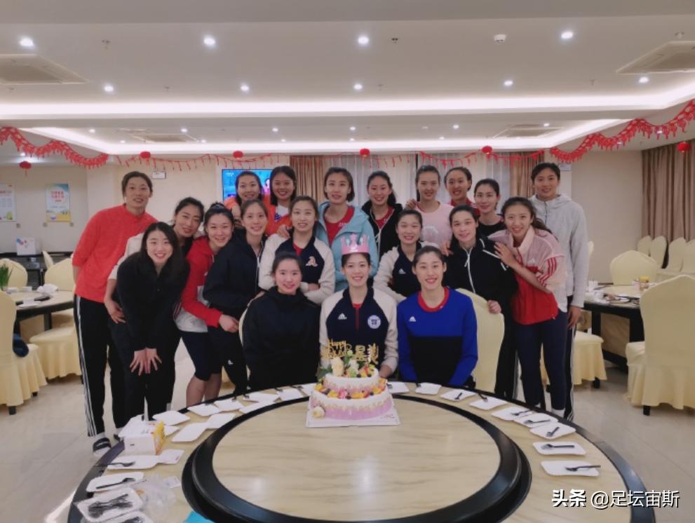 中国女排11连胜庆生,中国女排为朱婷庆祝生日