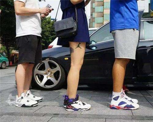 小学生都穿什么耐克鞋,学生为什么穿的都是耐克鞋