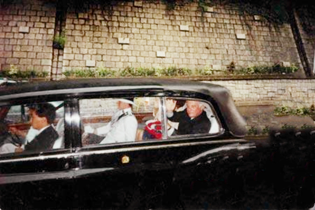 1997年香港回归场景如何，彭定康无法言喻，港督女儿哭到难以自已